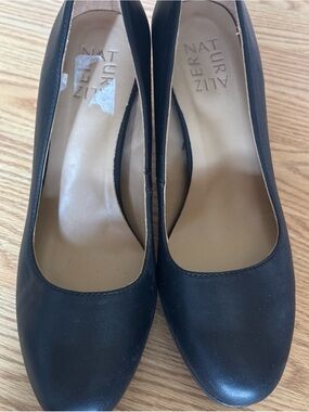 Naturalizer Black Leather Rounded Toe Comfort Pumps